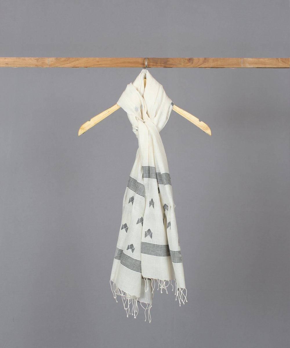 Black geometric motif in white jamdani stole