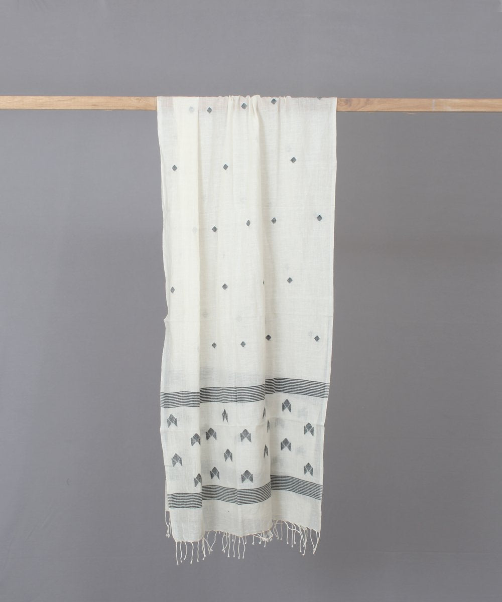 Black geometric motif in white jamdani stole