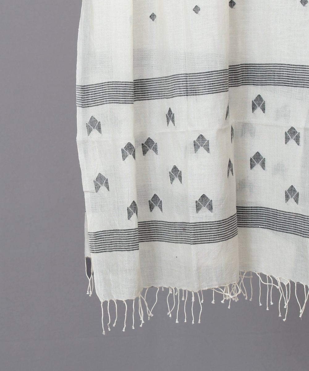 Black geometric motif in white jamdani stole